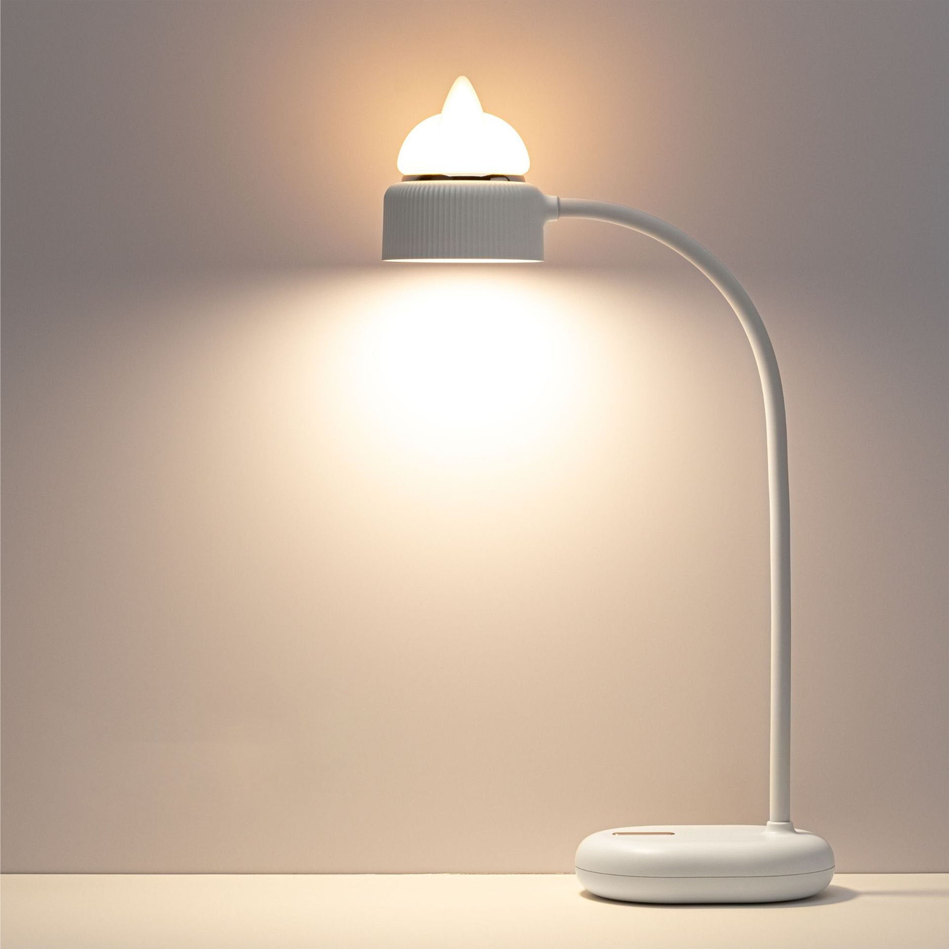 GlowLamp - Moderne LED-Tischlampe mit Katzenöhrendesign