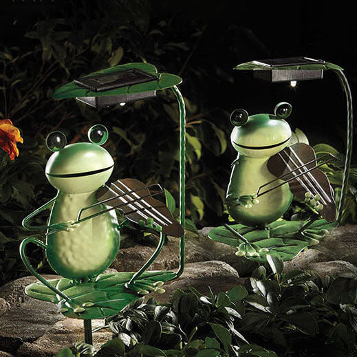 GardenFrog Solarbetriebene Dekorative Leuchte – Verspielte Außenstehleuchte