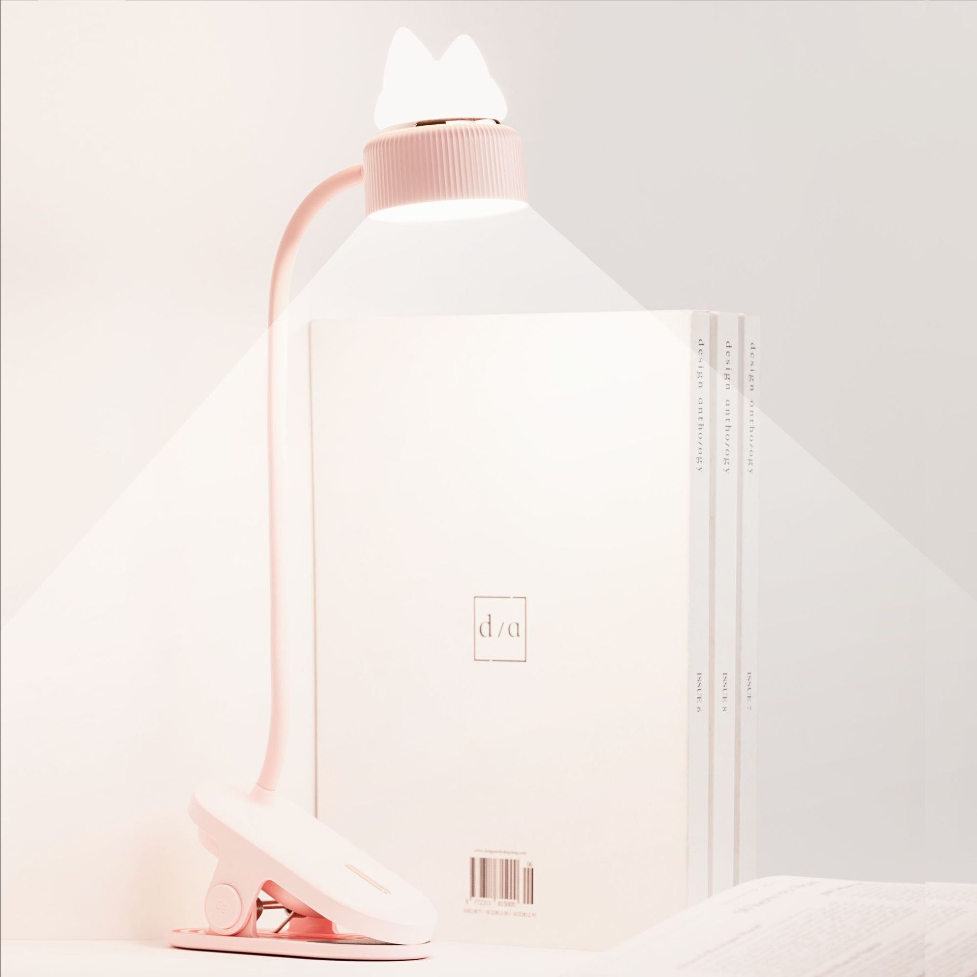 GlowLamp - Moderne LED-Tischlampe mit Katzenöhrendesign