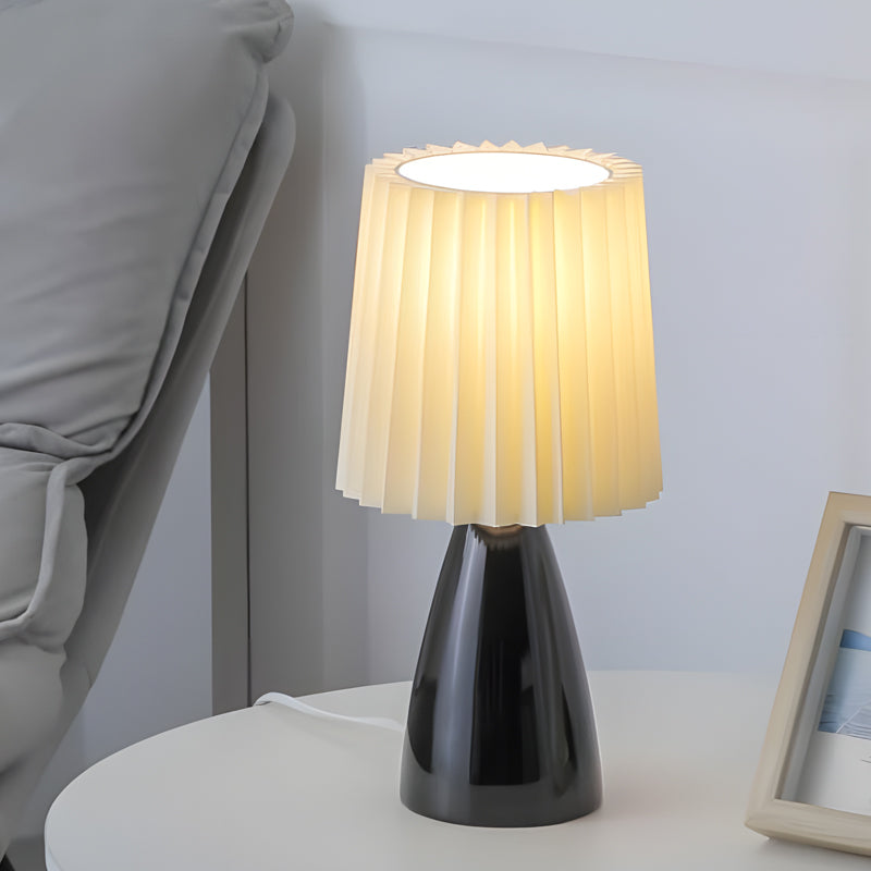 LumiElegance – Moderne Tischlampe mit plissiertem Stoffschirm