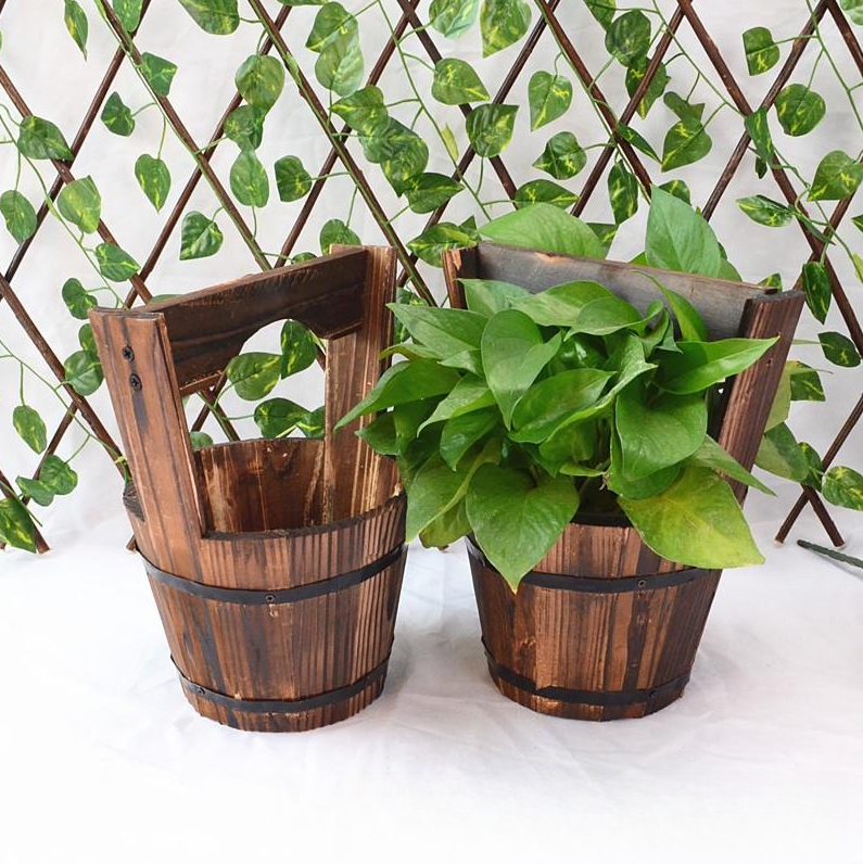Rustikale Outdoor-Pflanzkübel im Fassstil – Klassische Gartenblumenkübel mit Holzoptik