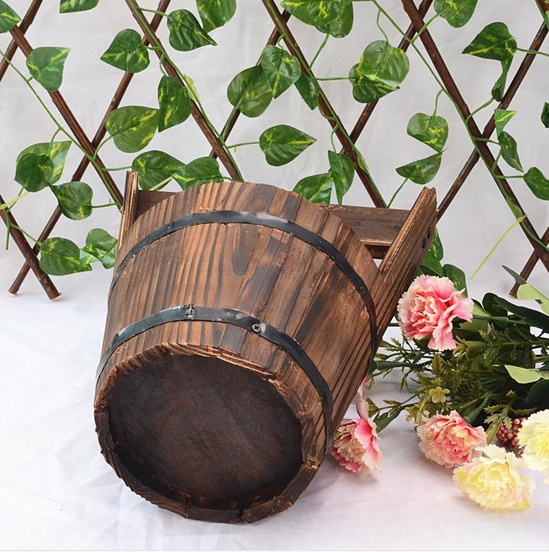 Rustikale Outdoor-Pflanzkübel im Fassstil – Klassische Gartenblumenkübel mit Holzoptik