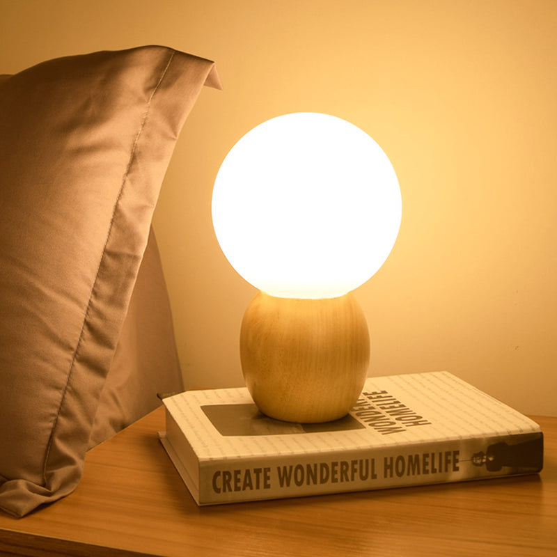 SoftLume Elegante Stehlampe – Natürliches Holz & Runde Glasschirm