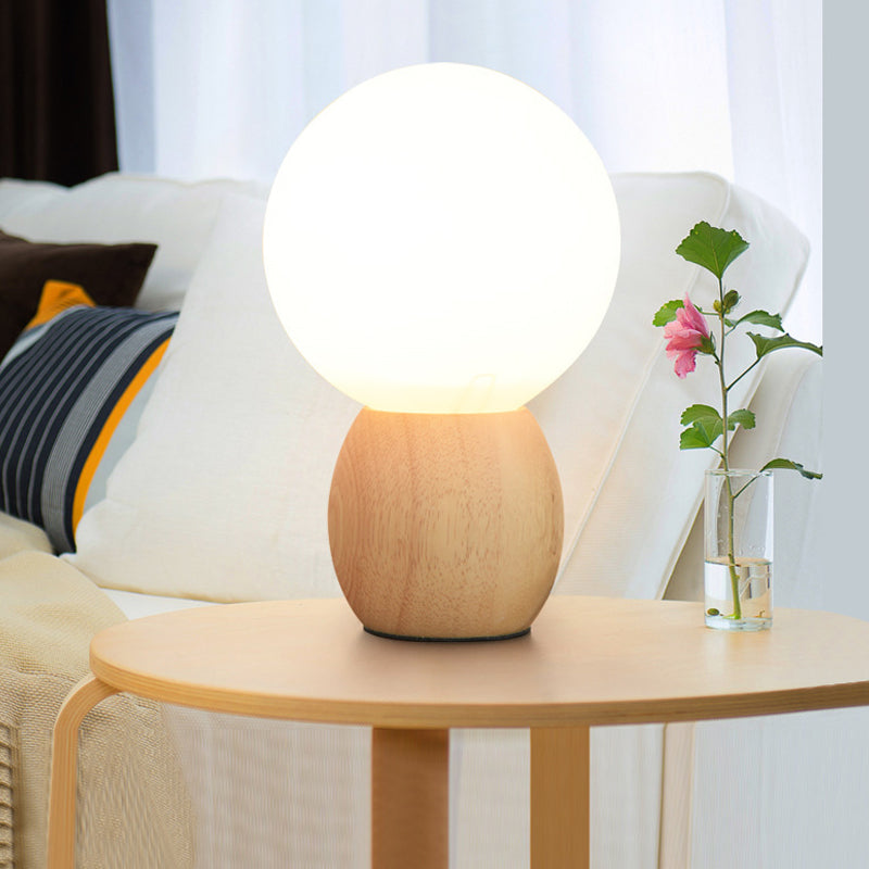 Nuvora – Elegante frosted Kugellampe mit organischem Holzfuß