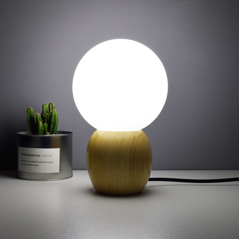 Nuvora – Elegante frosted Kugellampe mit organischem Holzfuß
