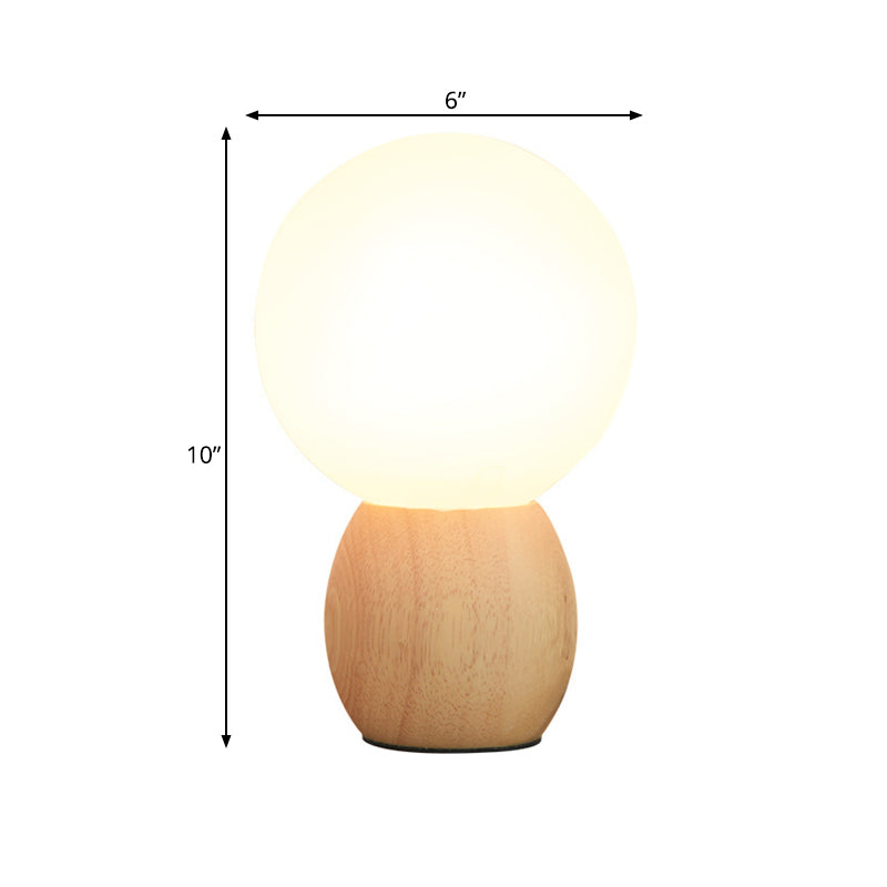 Nuvora – Elegante frosted Kugellampe mit organischem Holzfuß
