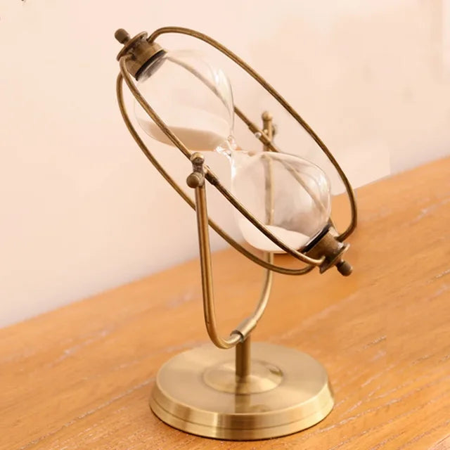 Zeitlose Eleganz – Vintage-Stundenglas mit klassischem Gestell zur Dekoration