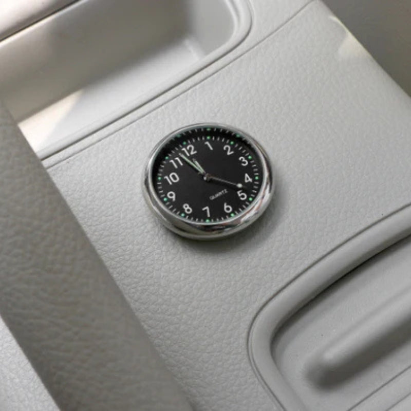 AutoTime Mini Analog-Uhr – Selbstklebendes und Stylisches Design für das Auto-Innenleben