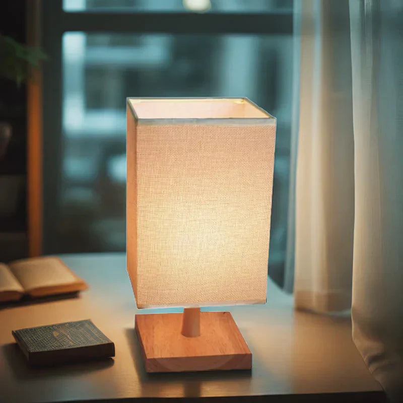 TerraGlow - Minimalistische Tischlampe mit quadratischem Holzfuß