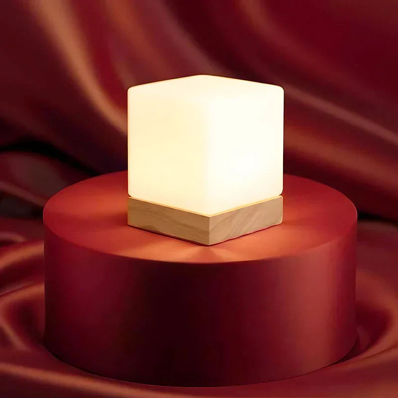 LumoCube - Kubeformige Tischlampe mit leichtem Holzfuß