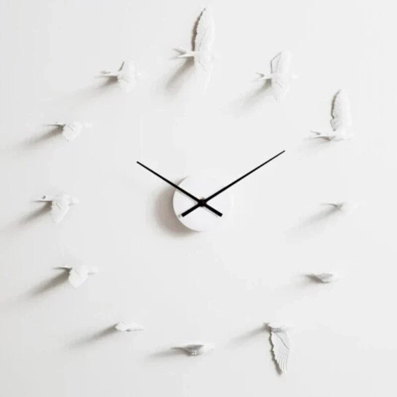 SkyFlight künstlerische Wanduhr mit Schwalbensilhouette