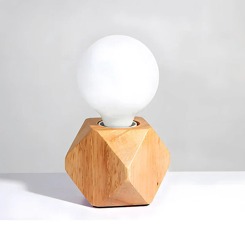 GeoLume – Tischlampe mit facettiertem geometrischem Holzfuß
