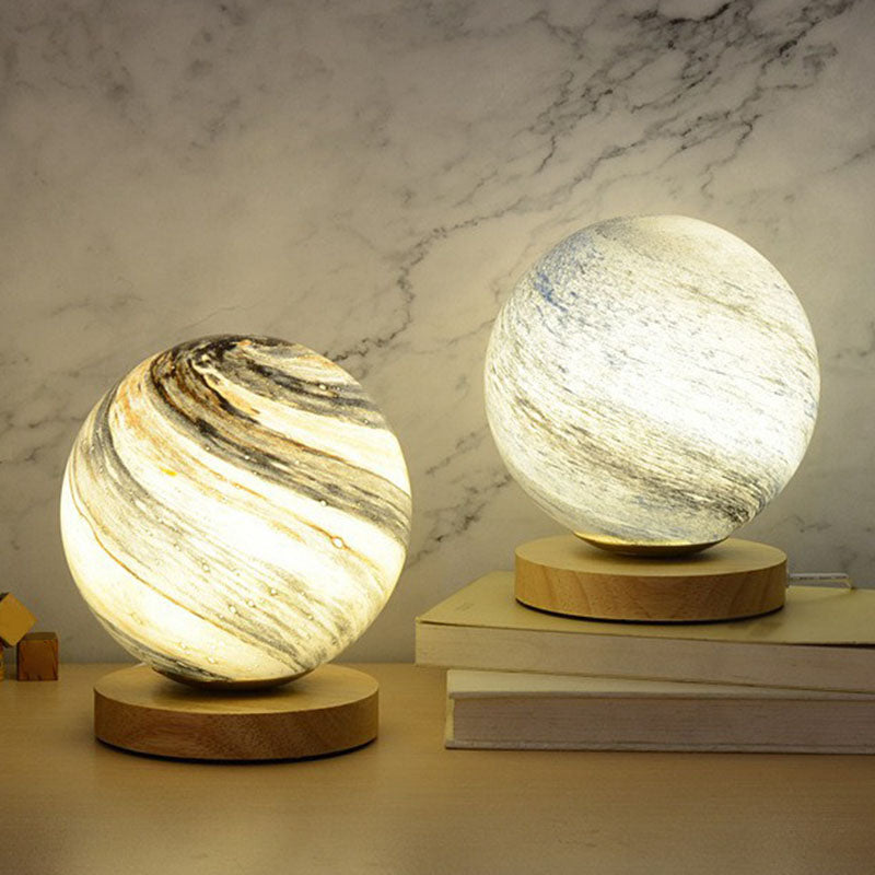 LunarGlow Mini Nachttischlampe – Postmoderne Tischlampe mit Holzfuß