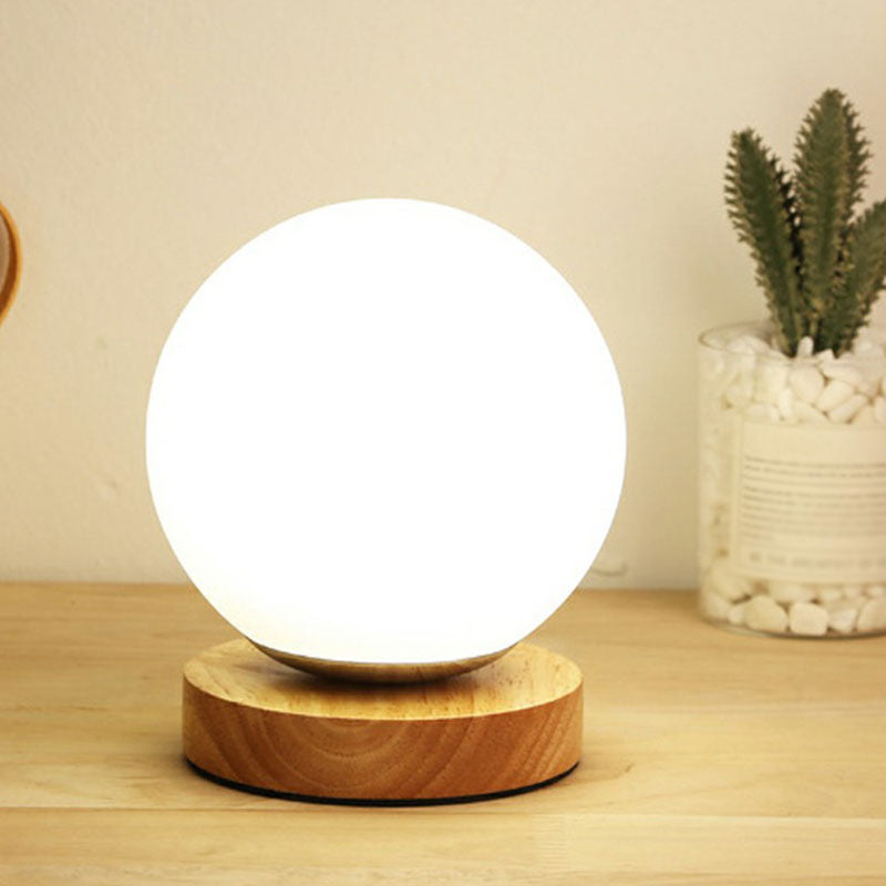 LunarGlow Mini Nachttischlampe – Postmoderne Tischlampe mit Holzfuß
