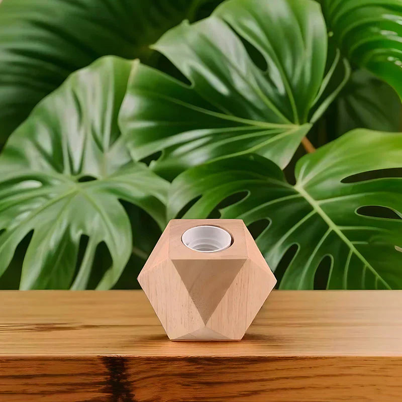 GeoLume – Tischlampe mit facettiertem geometrischem Holzfuß