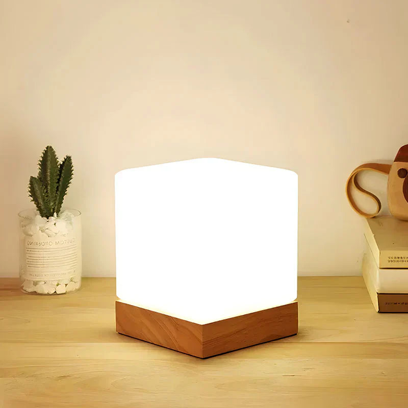 LumoCube - Kubeformige Tischlampe mit leichtem Holzfuß