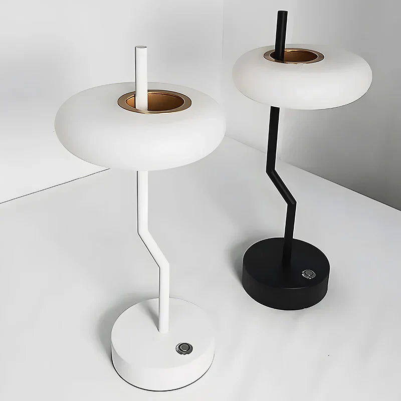 CurvaGlow - Elegante Stehlampe mit rundem Schirm