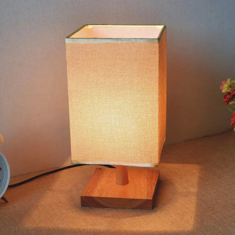 TerraGlow - Minimalistische Tischlampe mit quadratischem Holzfuß