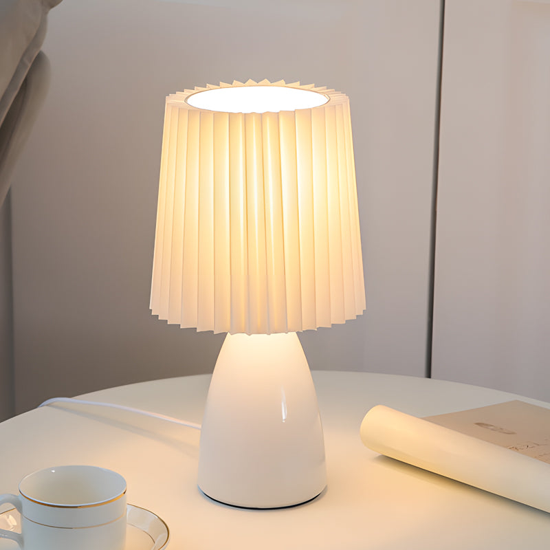 LumiElegance – Moderne Tischlampe mit plissiertem Stoffschirm