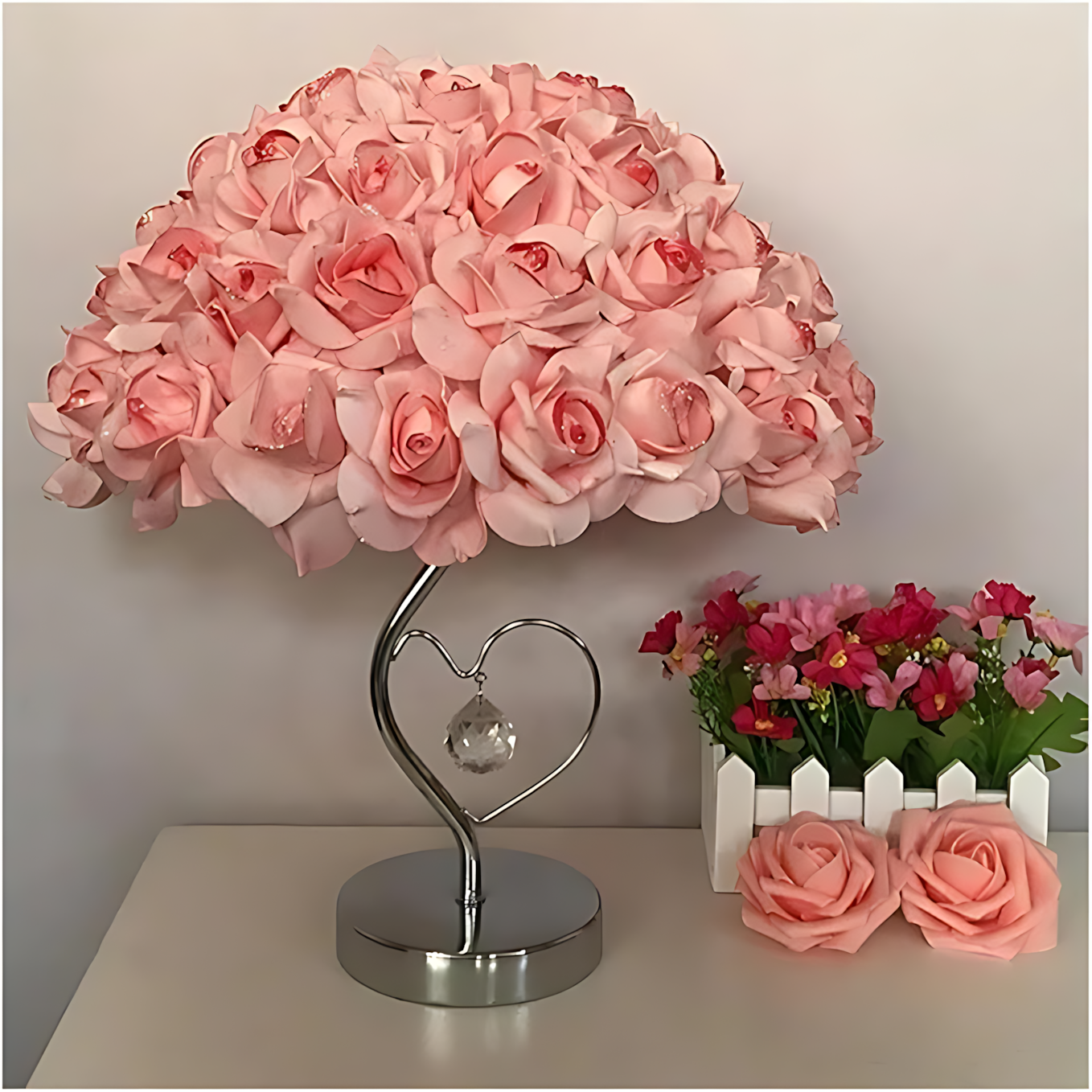 RoseLuxe - Elegante dekorative Lampe mit Silberständer