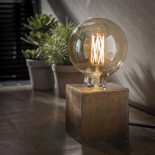 SteelLume – Slanke industrielle Tischlampe für moderne Räume