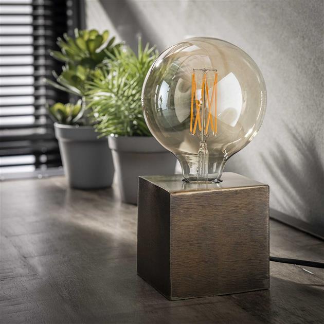SteelLume – Slanke industrielle Tischlampe für moderne Räume