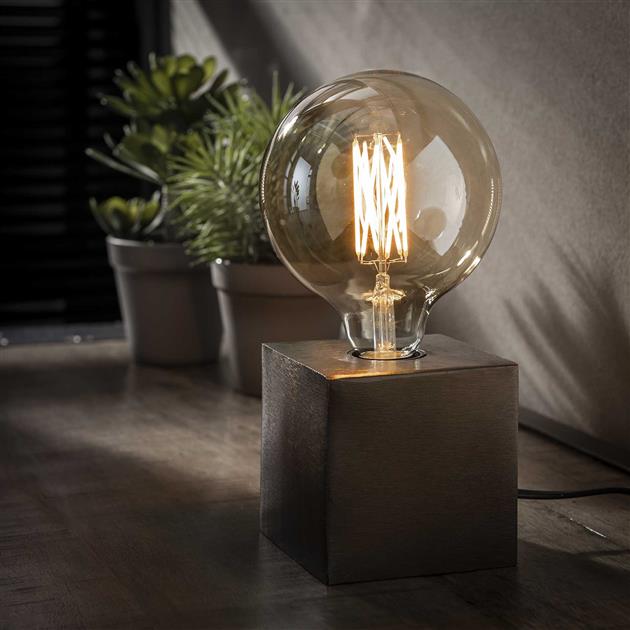 SteelLume – Slanke industrielle Tischlampe für moderne Räume