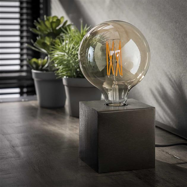 SteelLume – Slanke industrielle Tischlampe für moderne Räume