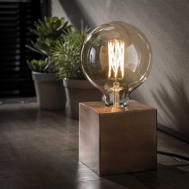 SteelLume – Slanke industrielle Tischlampe für moderne Räume