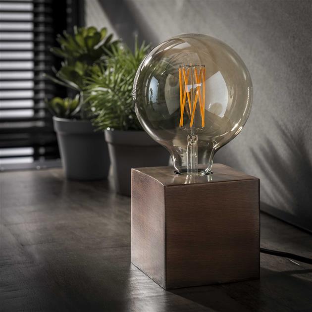 SteelLume – Slanke industrielle Tischlampe für moderne Räume