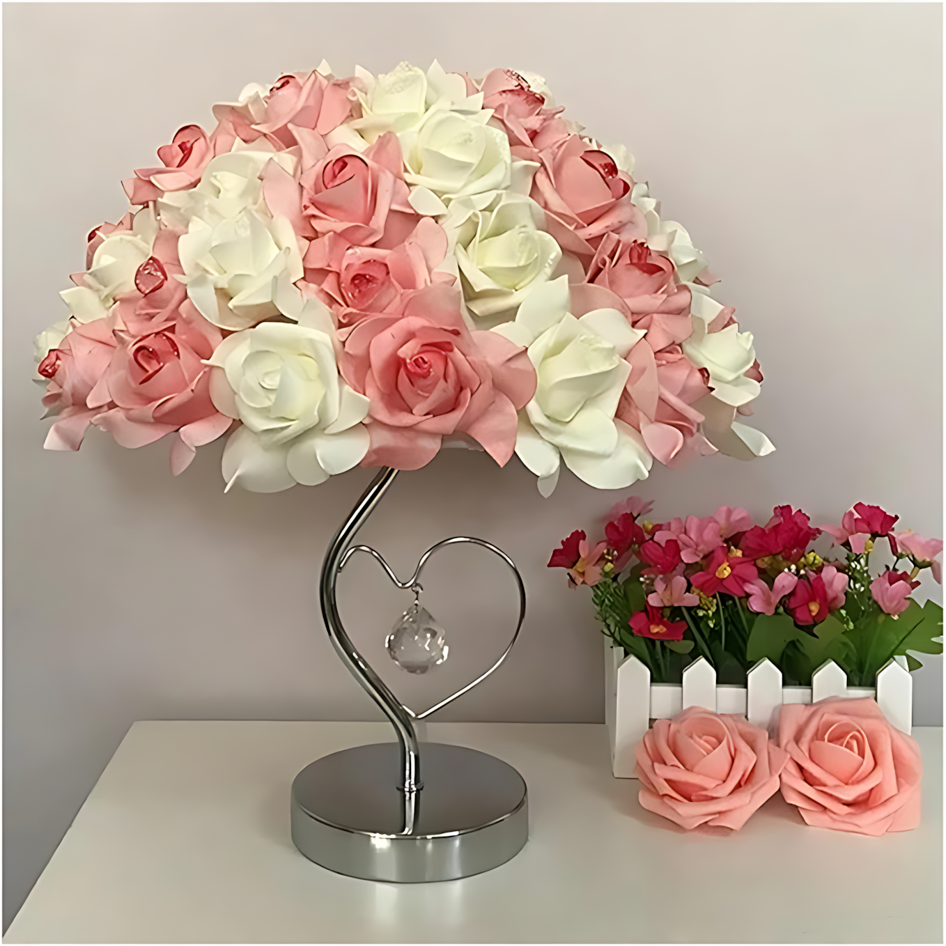 RoseLuxe - Elegante dekorative Lampe mit Silberständer