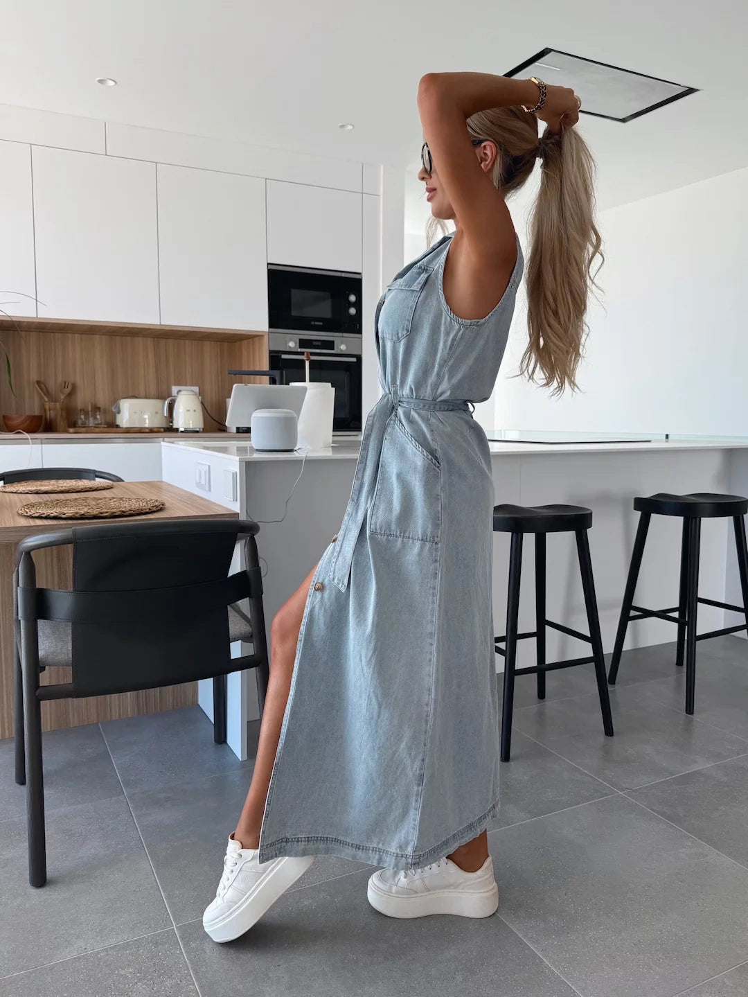 Elisara Ärmelloses Lange Kleid mit Knopfdetail vorne – Elegantes Flammendes Kleid