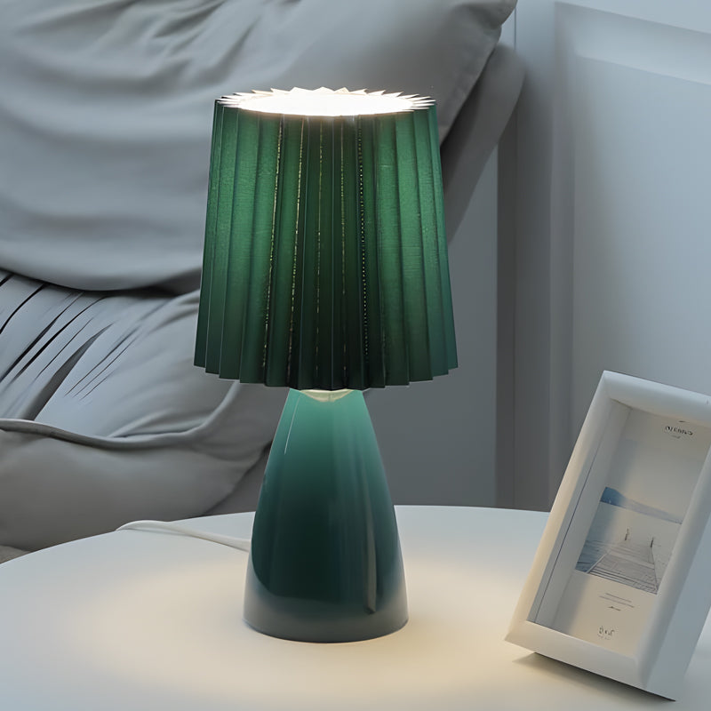 LumiElegance – Moderne Tischlampe mit plissiertem Stoffschirm
