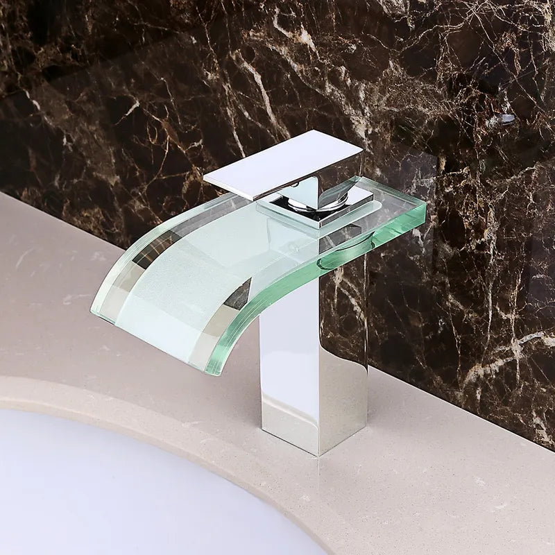 StreamFlow - Eleganter Wasserhahn mit Wasserfall für luxuriöse Badezimmer