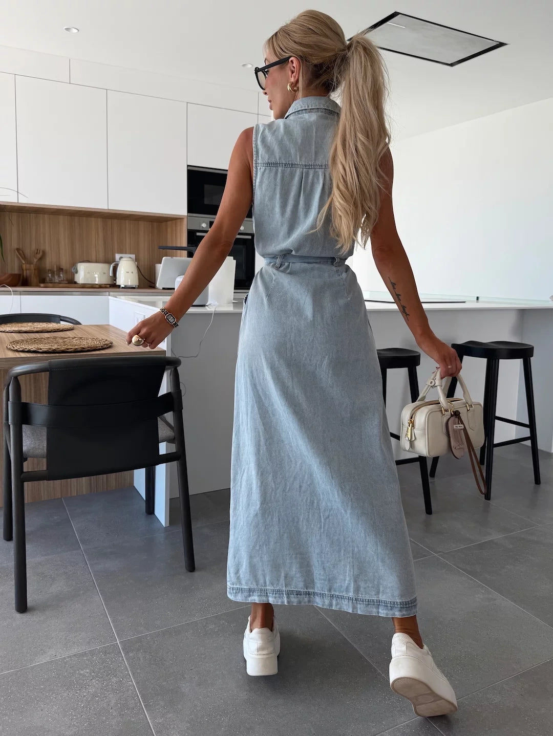 Elisara Ärmelloses Lange Kleid mit Knopfdetail vorne – Elegantes Flammendes Kleid