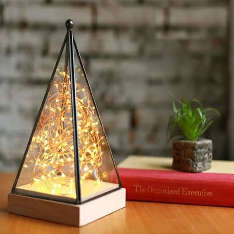 GlowPyramid - Elegante Tischlampe mit Lichtern