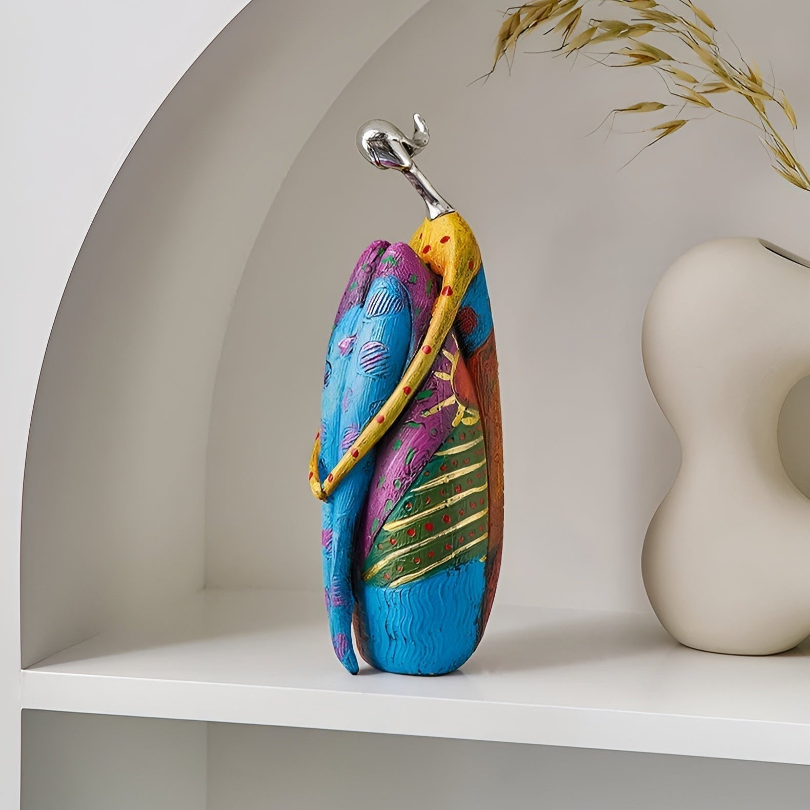 SculptaLume – Elegante Harzstatue für stilvolle Wohnkultur