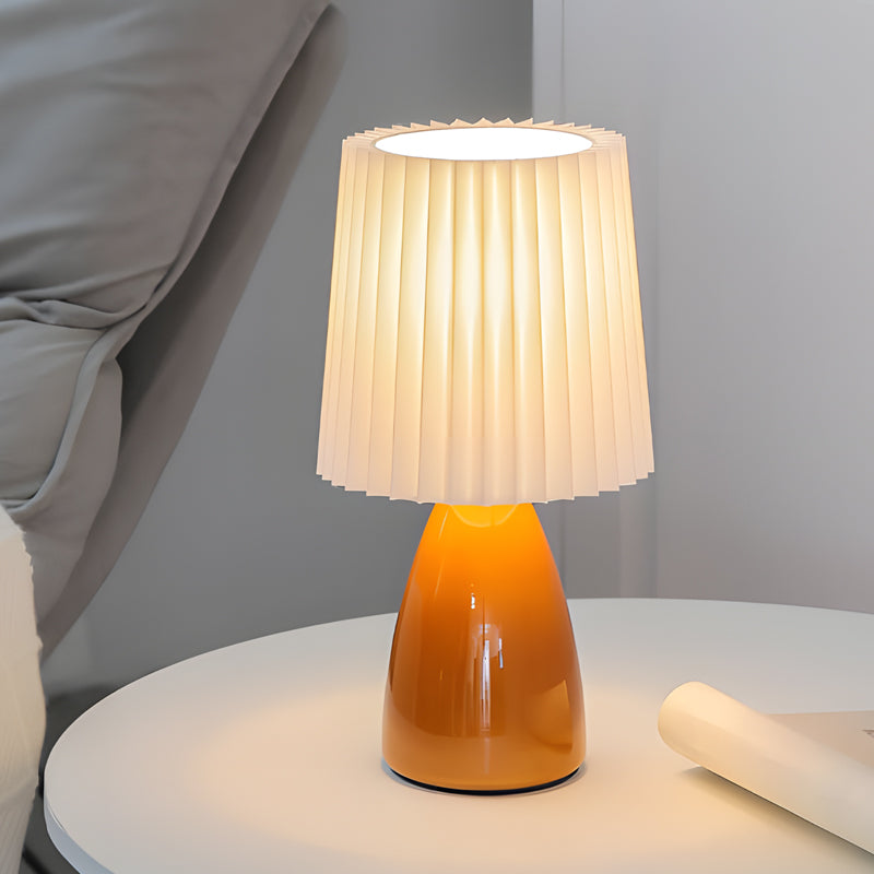 LumiElegance – Moderne Tischlampe mit plissiertem Stoffschirm