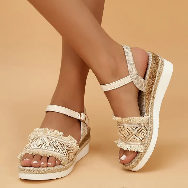 Elvira Elegante Kilesandale mit verstellbarem Riemen und komfortabler Passform