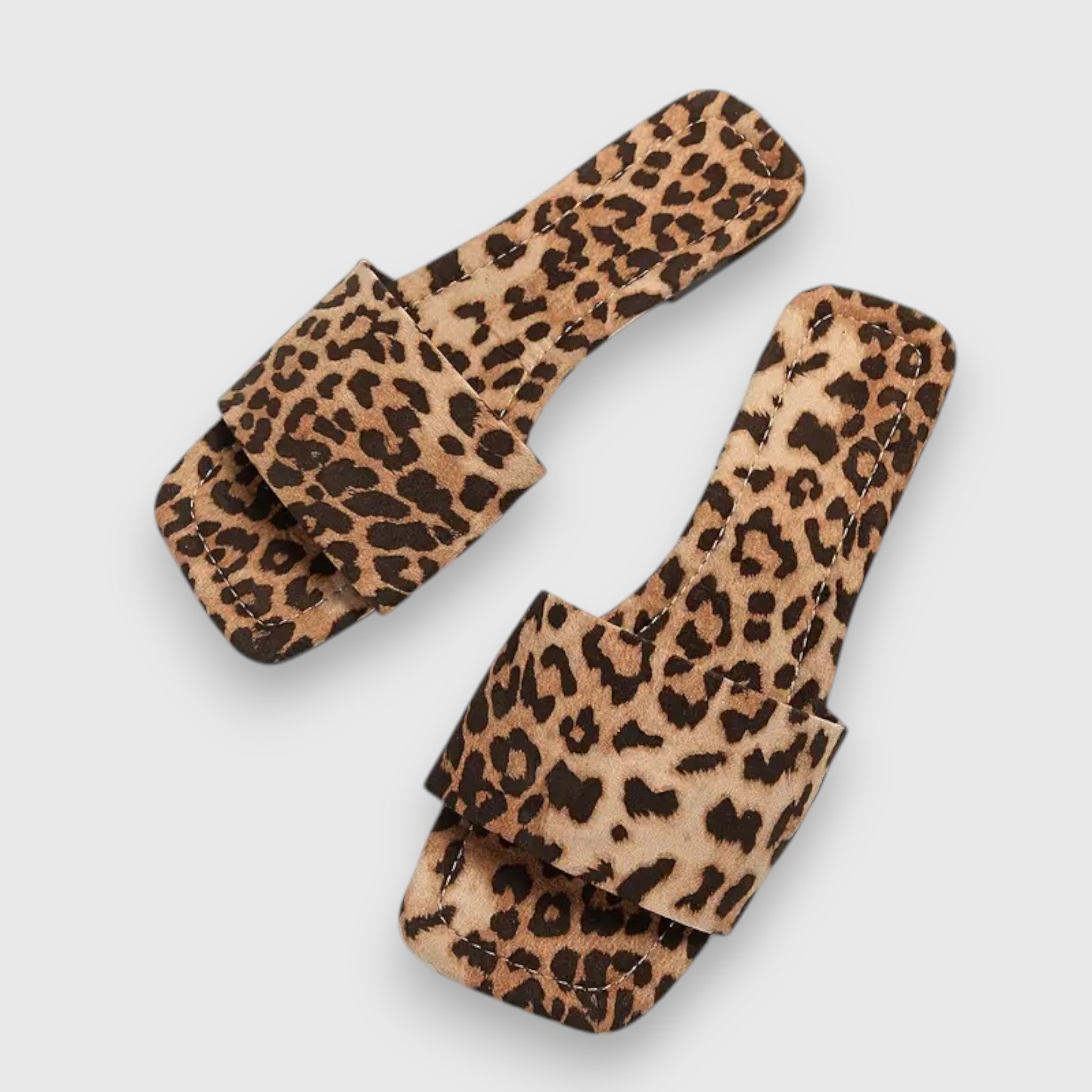 Maxine - Schicke flache Sandale im Leopardenmuster