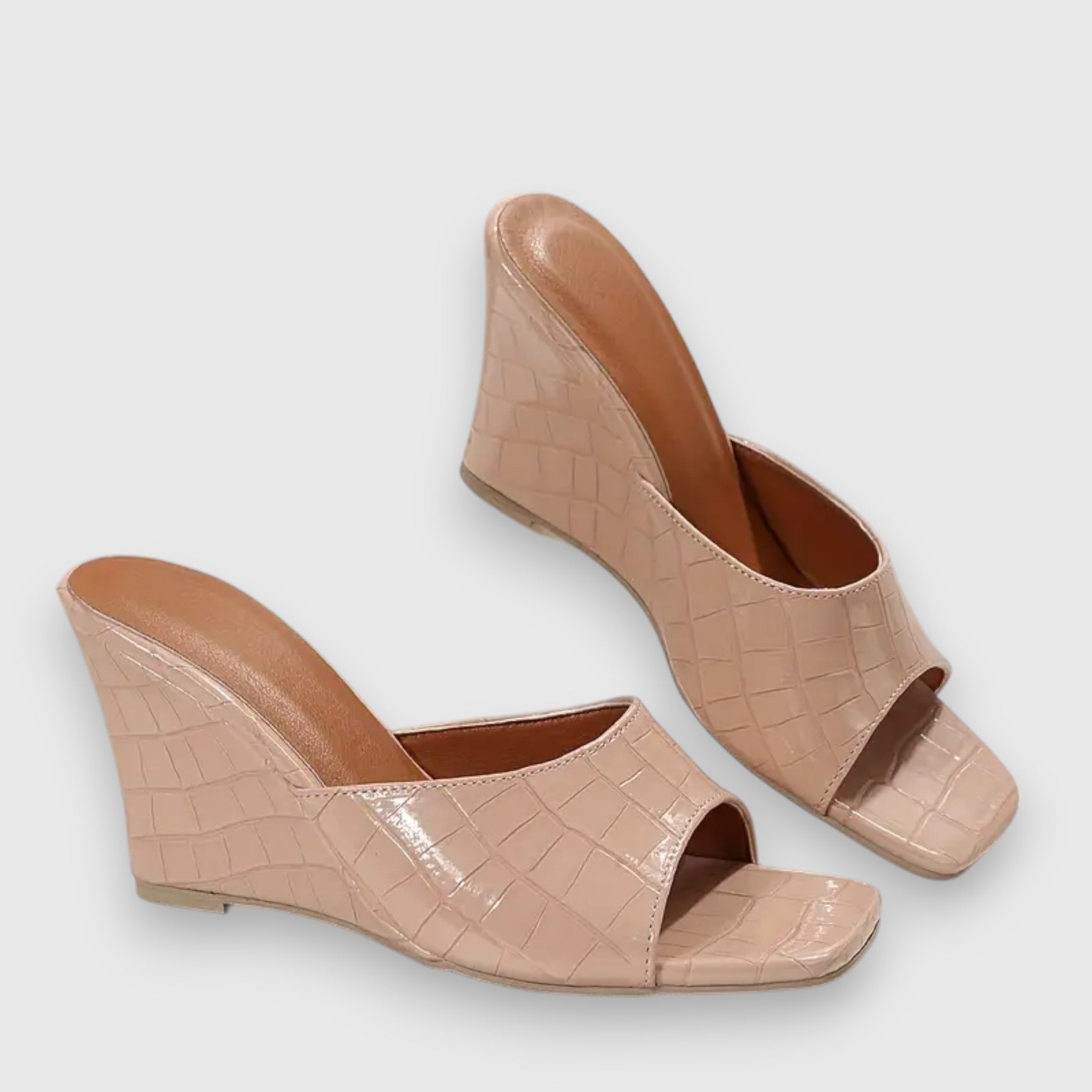 Lucy - Krokodiltexturierte quadratische Keilsandalen