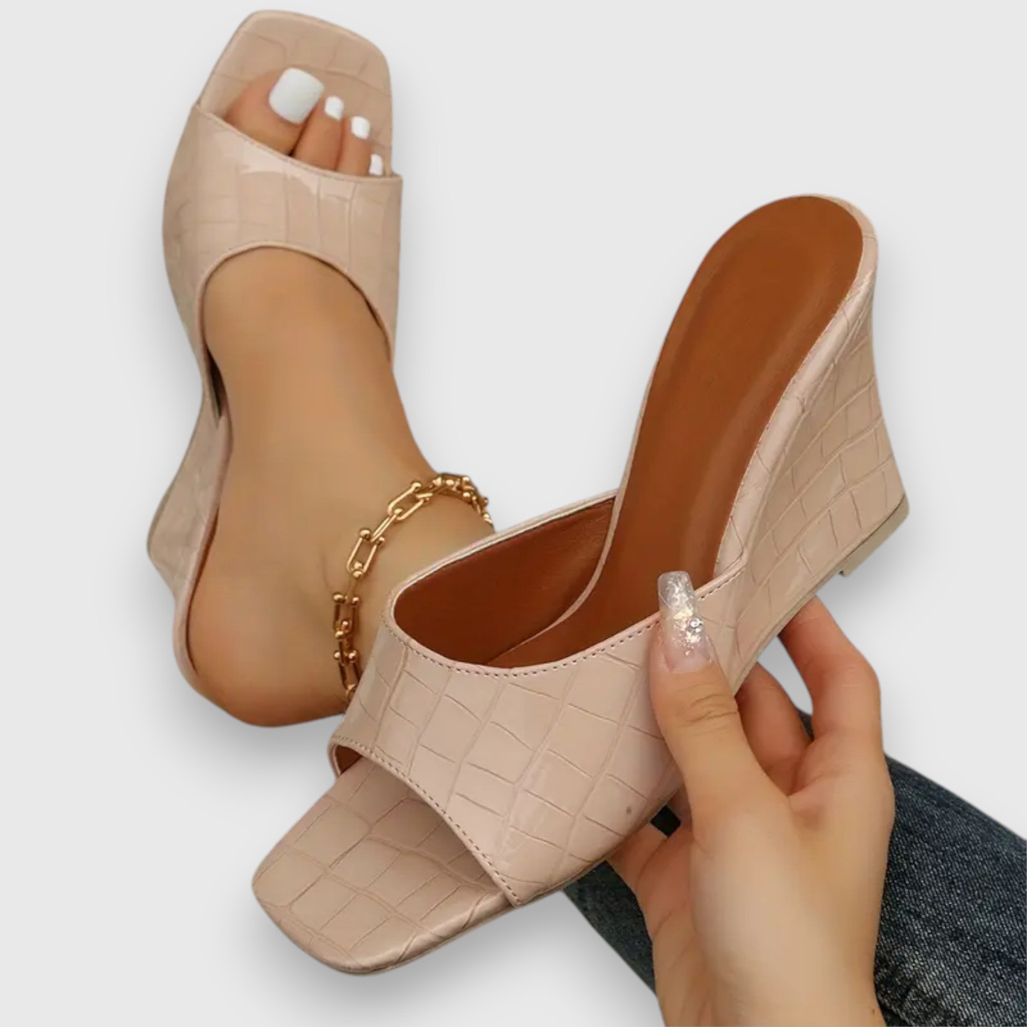 Lucy - Krokodiltexturierte quadratische Keilsandalen