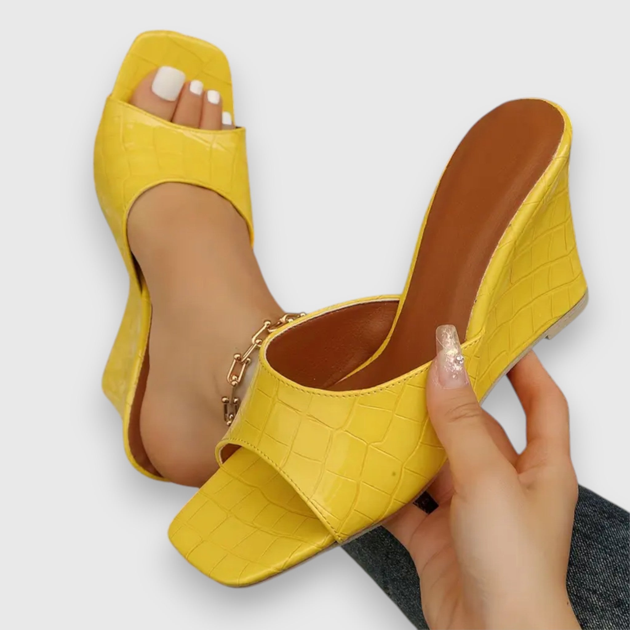 Lucy - Krokodiltexturierte quadratische Keilsandalen