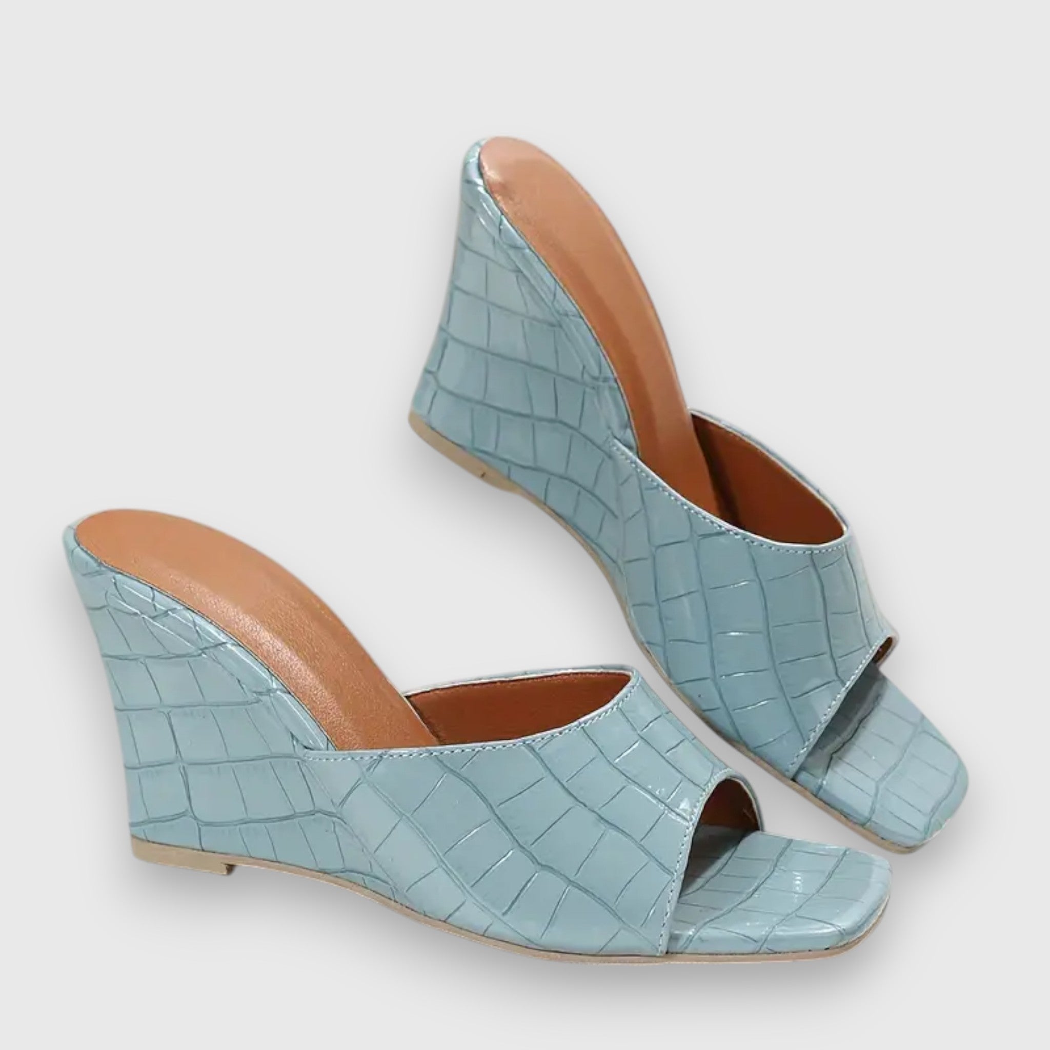 Lucy - Krokodiltexturierte quadratische Keilsandalen