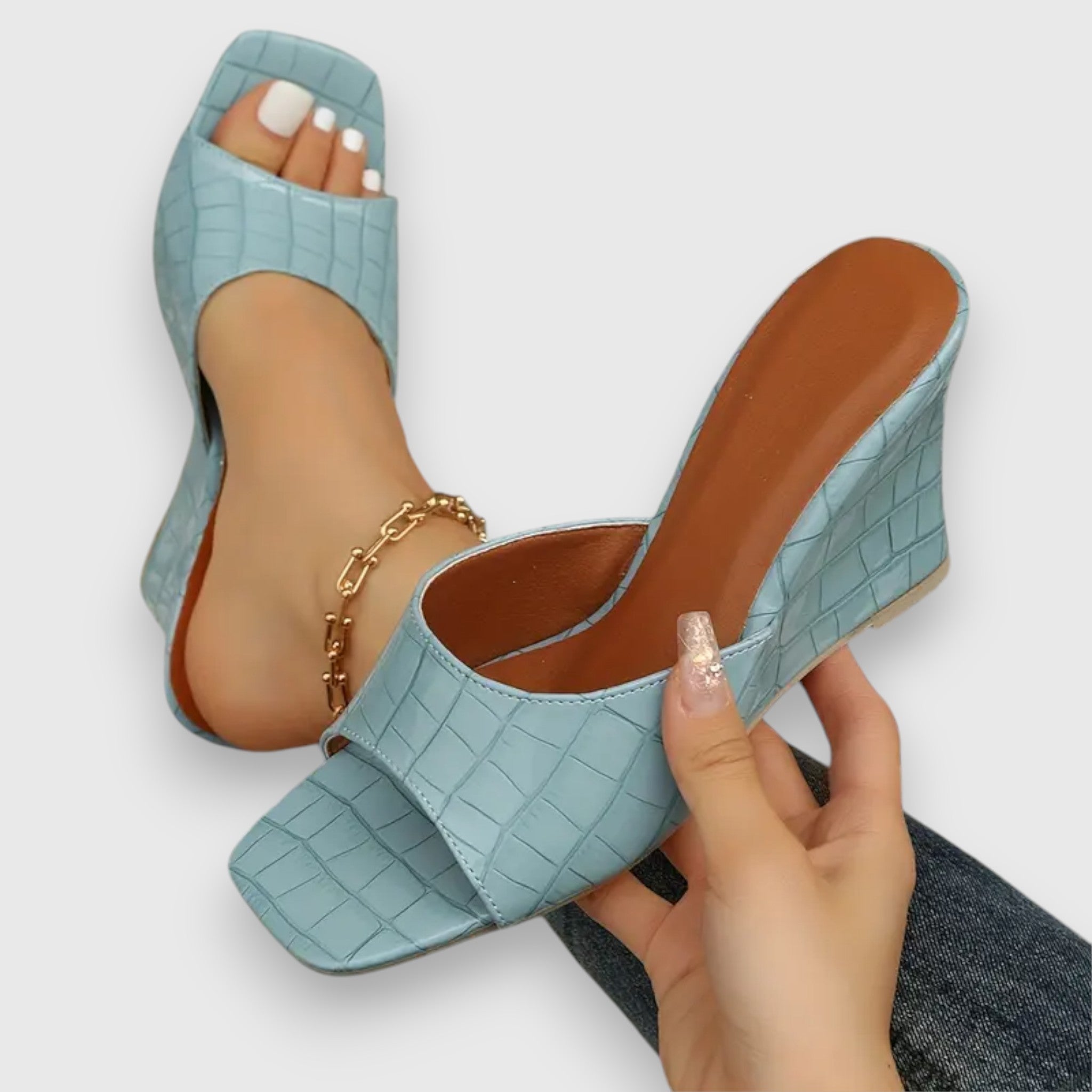 Lucy - Krokodiltexturierte quadratische Keilsandalen