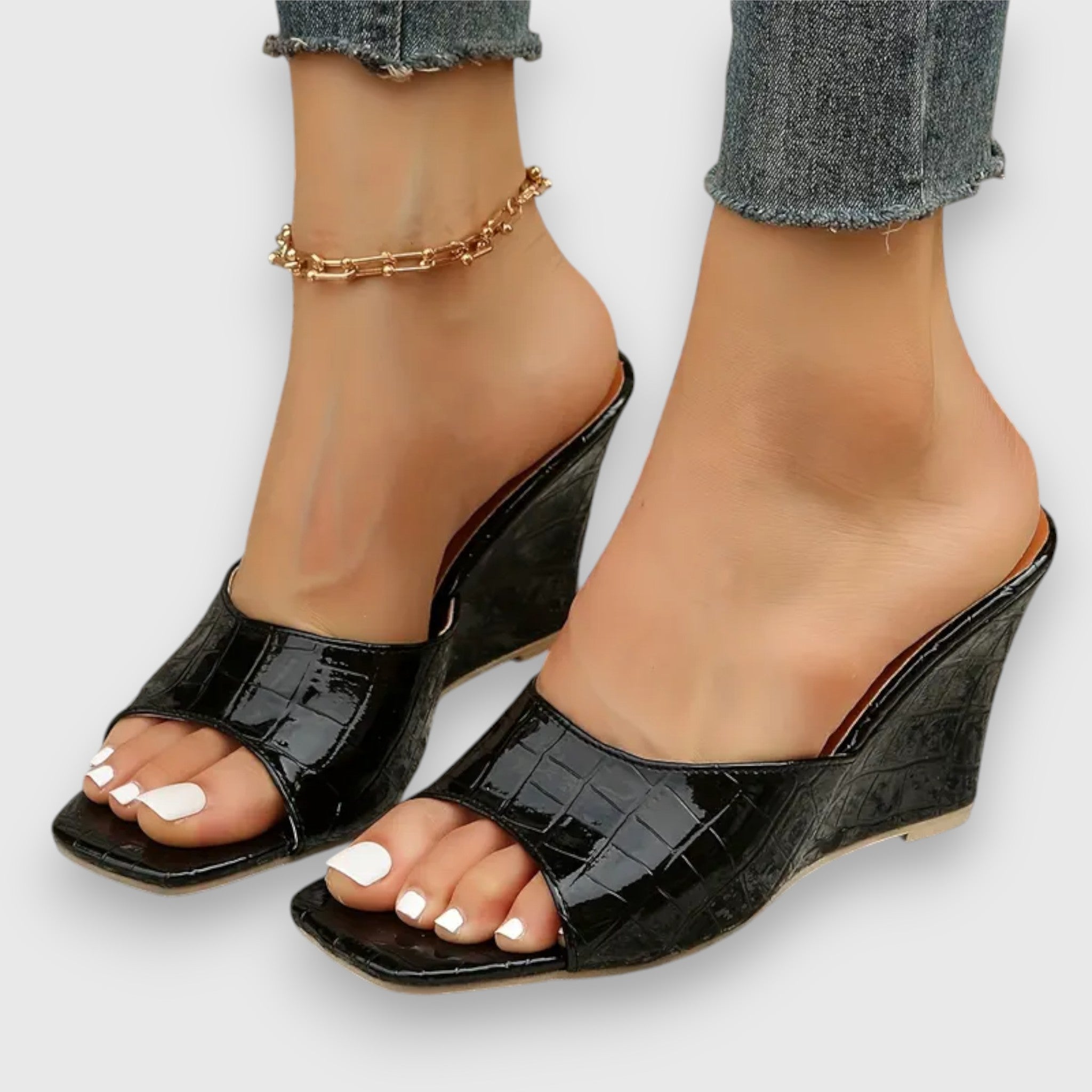 Lucy - Krokodiltexturierte quadratische Keilsandalen
