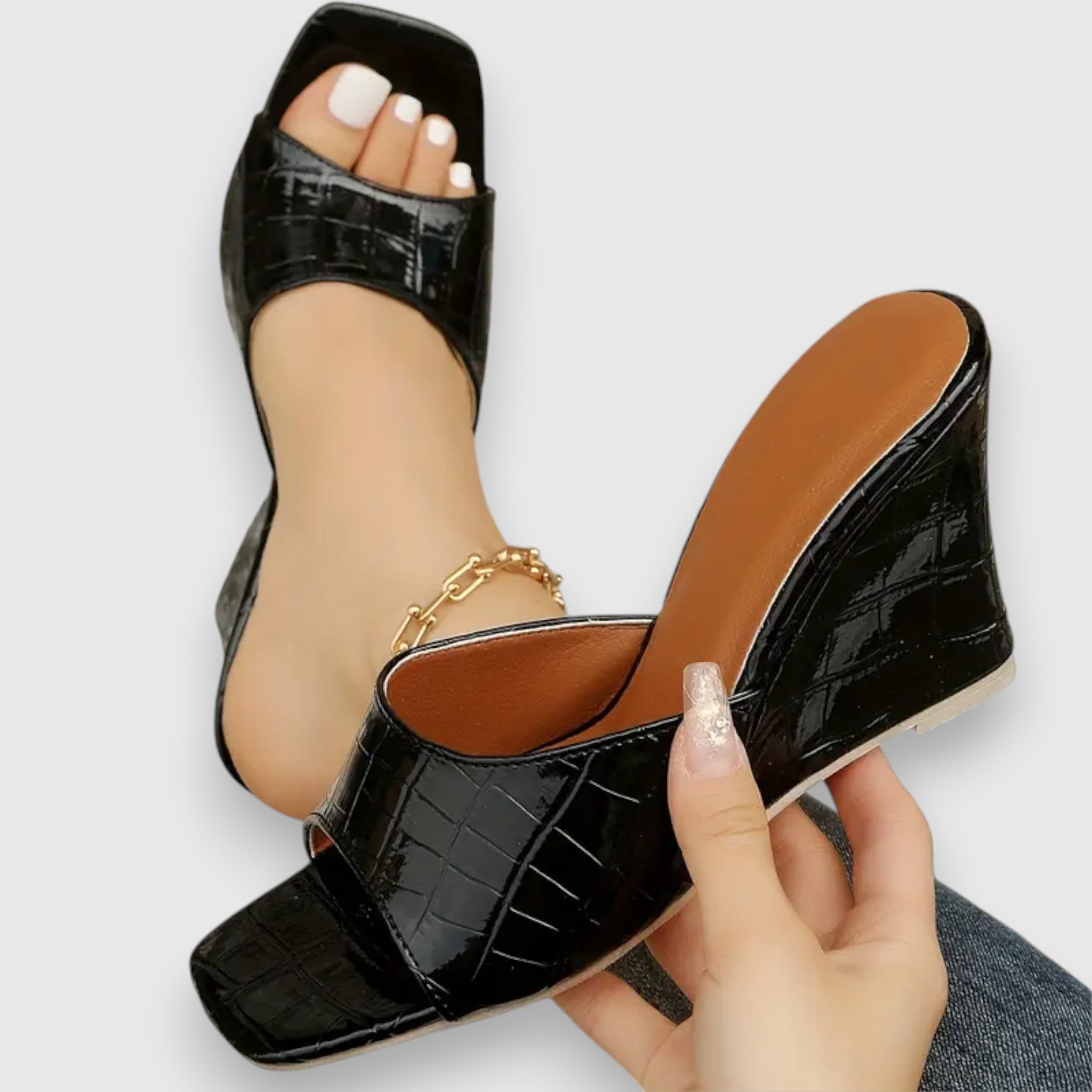Lucy - Krokodiltexturierte quadratische Keilsandalen