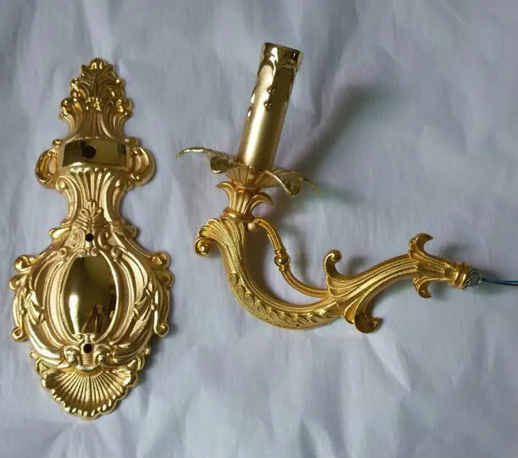 RegalGlow - Barock Wandleuchte in Gold mit Kristallakzenten