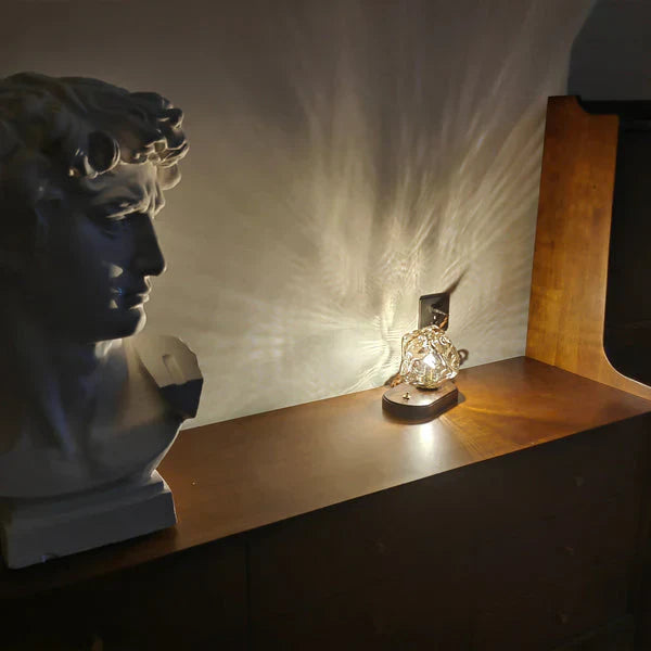 CrystalGlow - künstlerische Tischlampe aus Glas