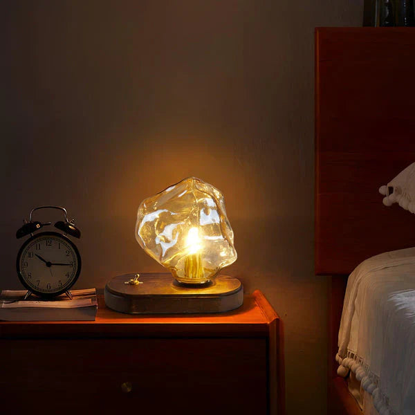 CrystalGlow - künstlerische Tischlampe aus Glas